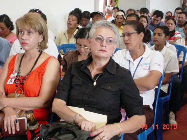 Alicia Estrada, pelo blanco y traje oscuro